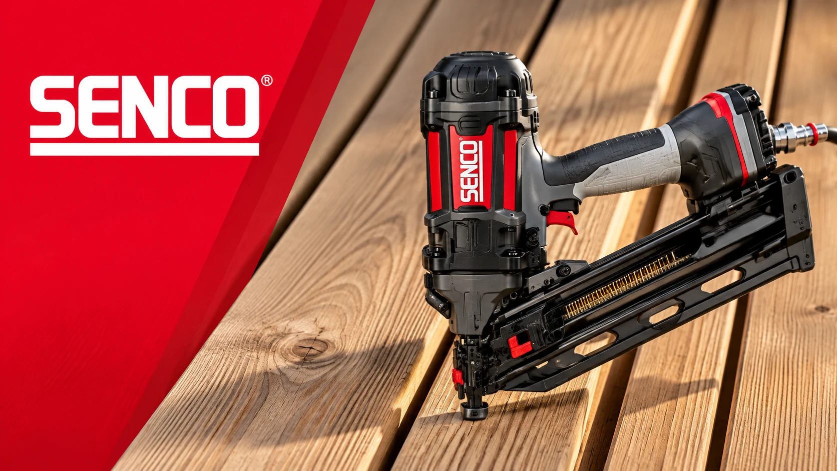 Cloueur professionnel SENCO sur un plancher en bois — visuel de présentation